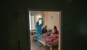 COVID-19 в Украине: за сутки умерли 699 пациентов, зафиксированы рекордные 27 377 новых случаев заражения