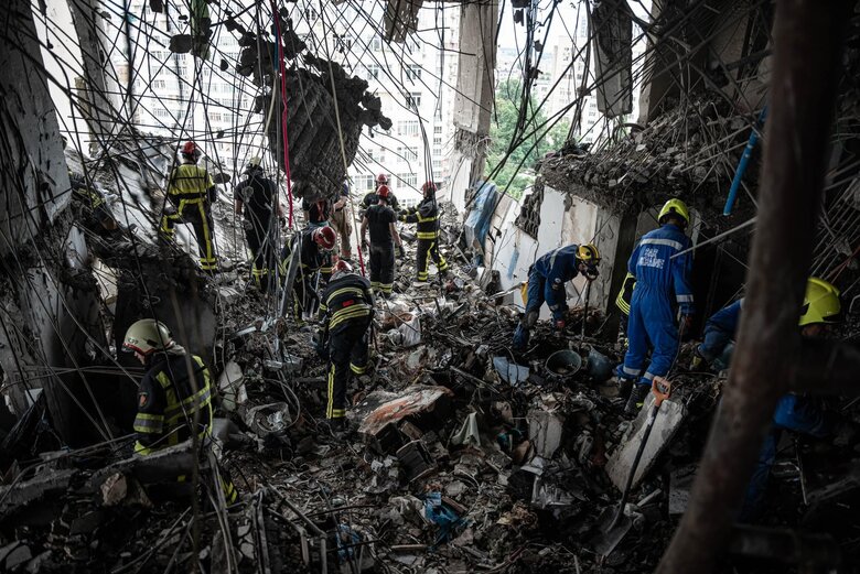 Київські рятувальники завершили роботи в будинку, пошкодженому уламками ракети в столиці вночі 24 червня  01