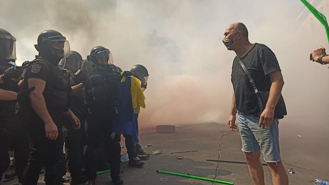 Столкновения митингующих с правоохранителями на акции Остановим капитуляцию под Офисом Президента 13
