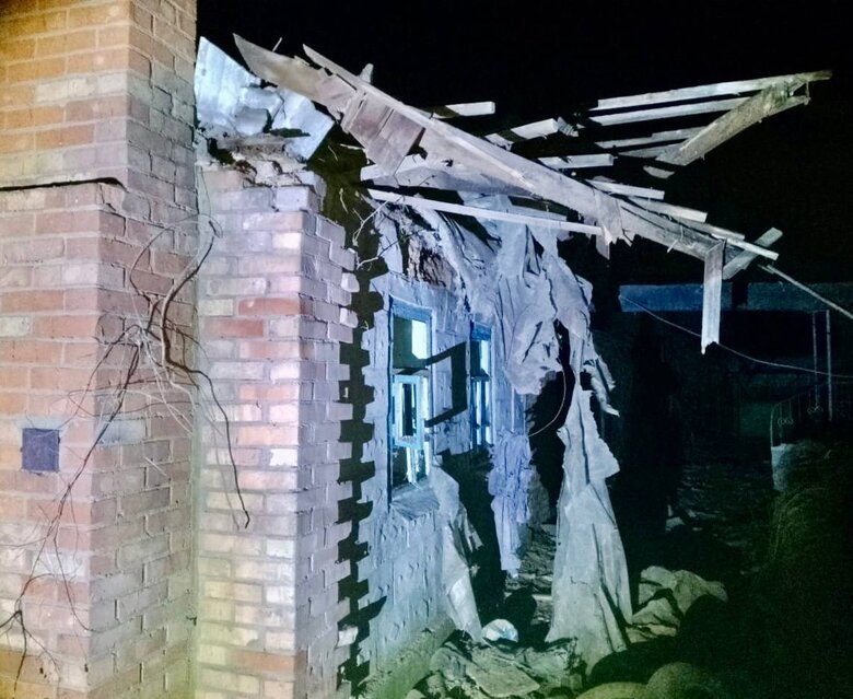 Вночі росіяни двічі обстріляли Нікопольщину з важкої артилерії, пошкоджено будинки, газопровід та лінію електропередач, - ОВА 02
