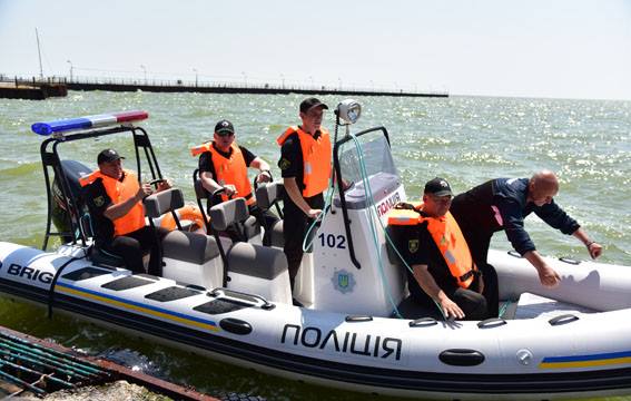Поліція Донеччини отримала катер для патрулювання узбережжя Маріуполя 03