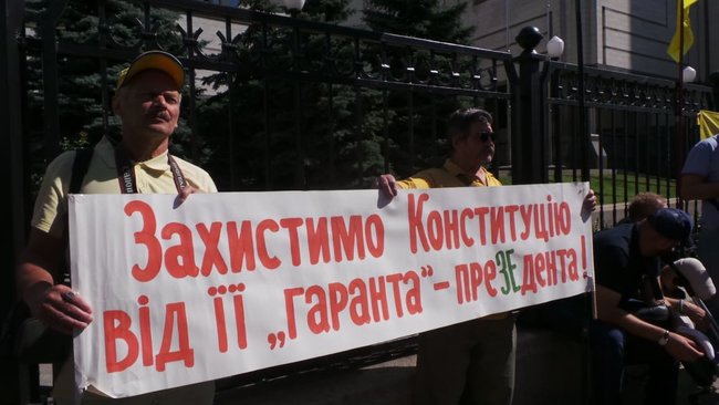 Шибениця, голова Леніна і бійки, - активісти пікетують КС з вимогою не скасовувати закон про люстрацію 21