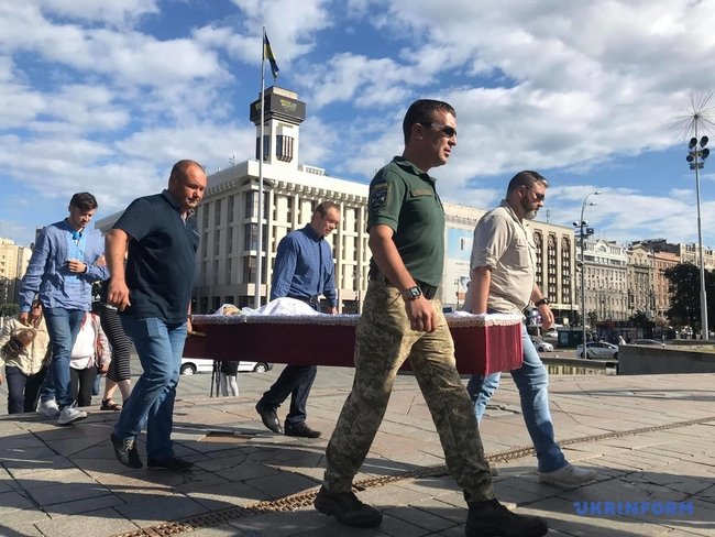На Майдане попрощались с волонтером Мариной Шеремет 01