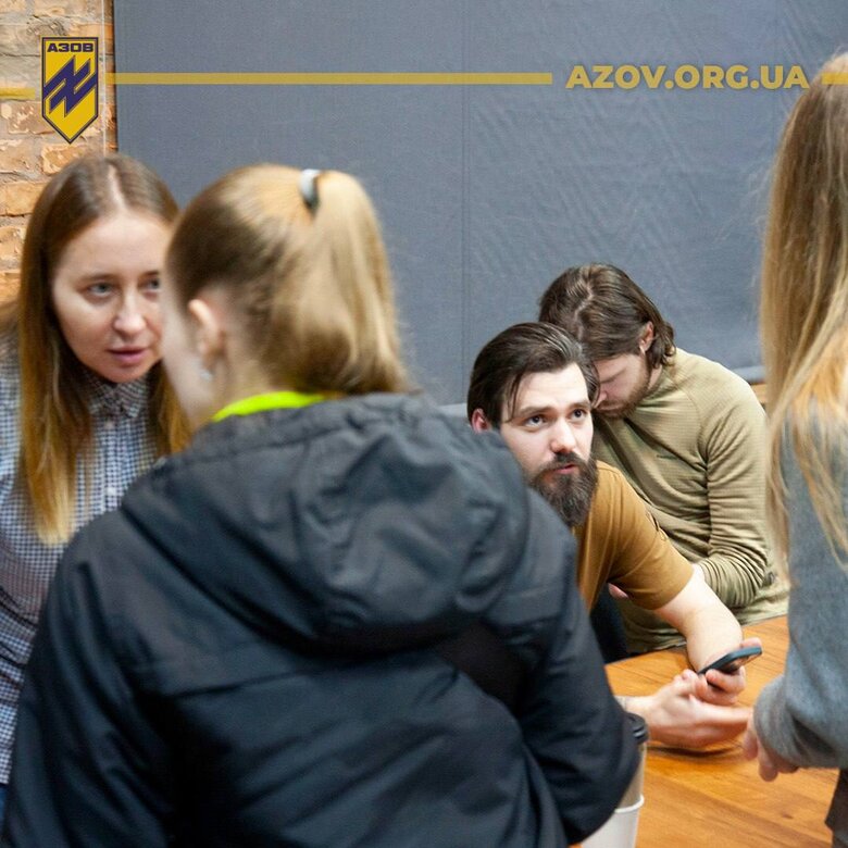 Освобожденные защитники Азовстали встретились с родными пленных бойцов 04