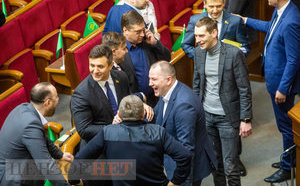Билеты на "Гуцулку Ксеню", Ткаченко в ложе Кабмина и рассмотренные 408 поправок в закон о рынке земли, - день работы ВР 18 февраля. ФОТОрепортаж