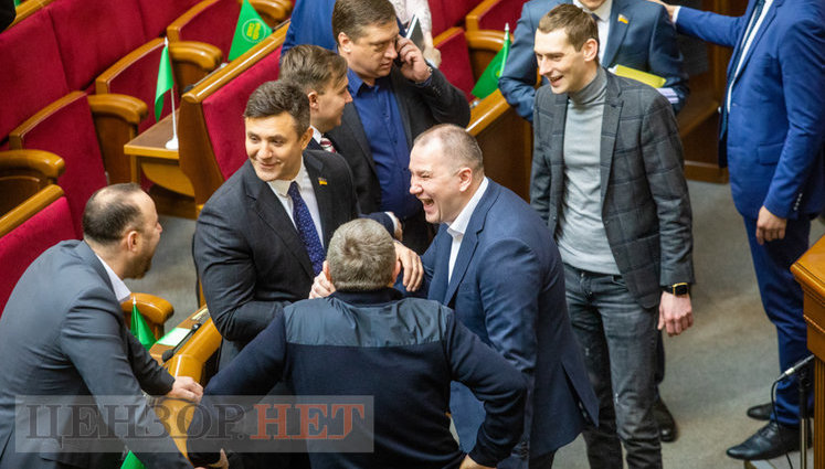Билеты на "Гуцулку Ксеню", Ткаченко в ложе Кабмина и рассмотренные 408 поправок в закон о рынке земли, - день работы ВР 18 февраля. ФОТОрепортаж