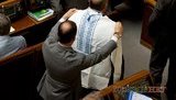 Ляшко в Раде обласкал депутата от ПР и подарил ему вышиванку. ФОТОрепортаж