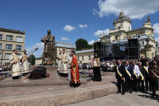 Прощання з Гузаром: 10 тис. осіб взяли участь у скорботному ході у Львові 04