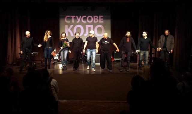 Актор фільму Кіборги Роман Семисал: Коли почалися зйомки, я вже півтора року як повернувся з фронту. Однак виник азарт знову взяти автомат у руки 09