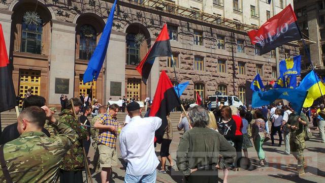 Киевсовет приравнял воинов добробатов к участникам АТО: во время попытки активистов пройти в зал заседаний произошла потасовка 04