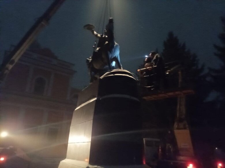 Памятники Суворова и Пушкина были демонтированы в Винницкой области 04