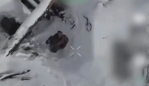 Набожний окупант став на коліна перед українським дроном та хреститься, благаючи про життя. ВIДЕО