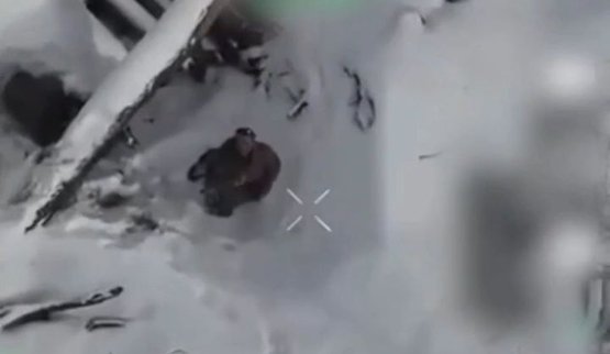 росіянин стоїть на колінах перед українським дроном