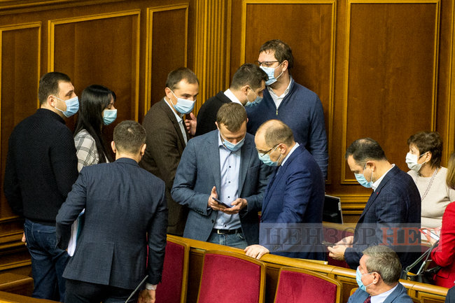 Мисягін у кріслі прем’єра, Яценко і Качура за колоною, краплі Кабанова і поцілунок слуг народу Марченко і Стефанчука, - робота ВР 18 грудня 17