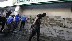 Activists brick up entrance to Sberbank of Russia branch in downtown Kyiv. PHOTOS+VIDEO