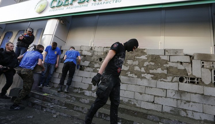 Activists brick up entrance to Sberbank of Russia branch in downtown Kyiv. PHOTOS+VIDEO