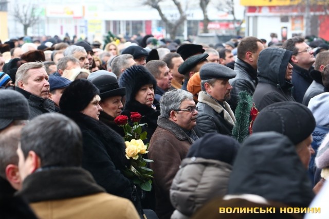 Сотні людей прийшли попрощатися з мером Луцька Романюком 21