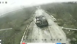 дрон атакує ворожу бронемашину