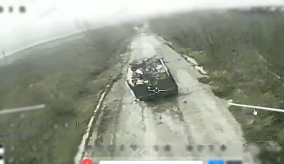 дрон атакує ворожу бронемашину