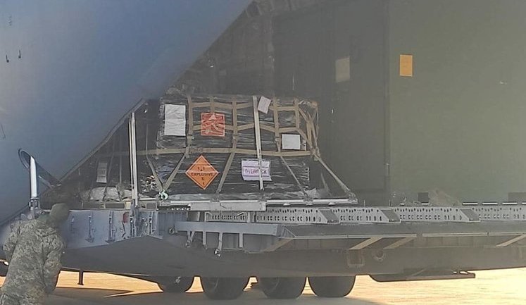 Самолет с зенитно-ракетными комплексами Stinger прибыл в Украину из Литвы. ФОТОрепортаж