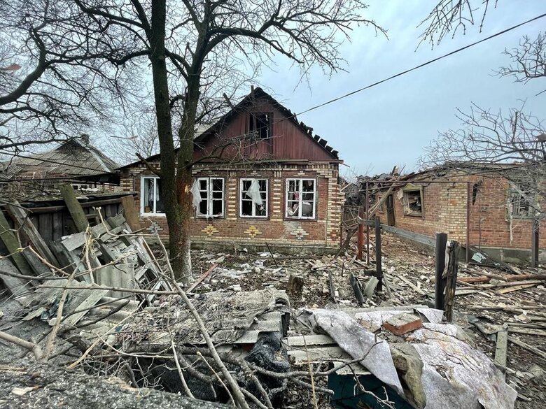 Доба на Донеччині: обстріли Костянтинівки касетними боєприпасами, у Курахівській громаді пошкоджено будівлю колонії, - ОВА 03