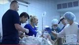 Тяжело раненых в Бердянске полицейских вертолетом доставили в Днепр. ВИДЕО