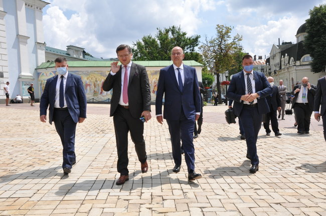 Глава МЗС Греції Дендіас поклав квіти до Стіни памяті полеглих захисників України 25