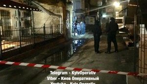 Закривавлене тіло чоловіка виявили патрульні біля під'їзду київської багатоповерхівки