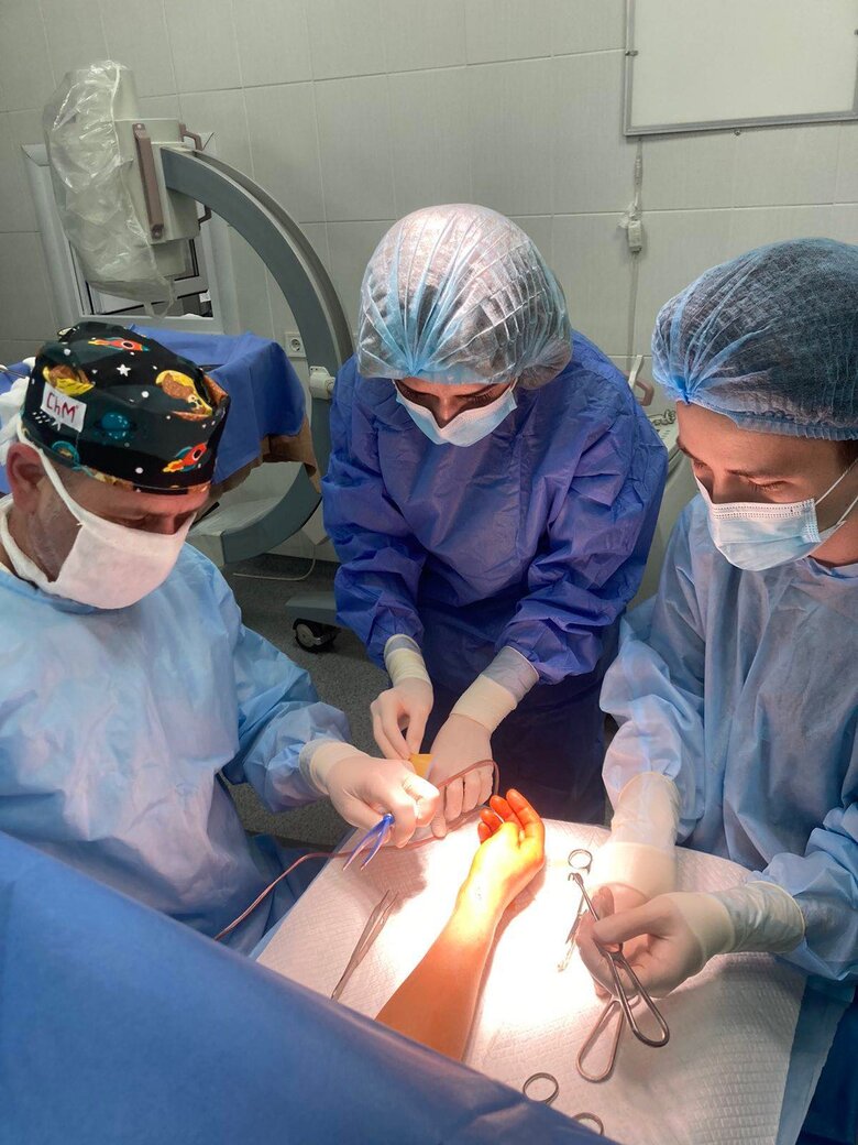 Олег Пилипчук: Дуже складно, коли ти везеш бійця, з яким нещодавно спілкувався, а тепер бачиш його мертвим, вкладаєш в цей чорний мішок і закриваєш 02