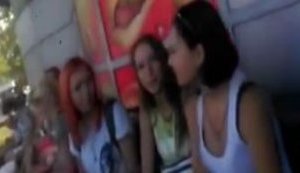 "Слышь, тваринка, ты че на себя повесила? Я вас гасил, бл#дь, и гасить буду! Мрази!", - оккупанты в Симферополе заставили девушку снять кулон с гербом Украины. ВИДЕО