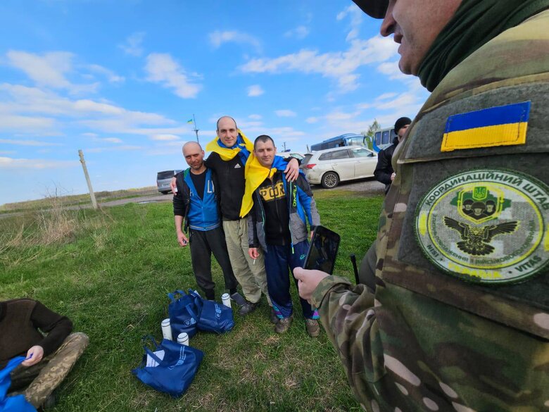 Черговий обмін полоненими: Україна повернула додому 42 військових та 2 цивільних 02