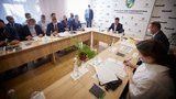 Зеленский: Сейчас в Украине более актуальна проблема наличия рабочих мест, а не зарплат для представителей рабочих профессий