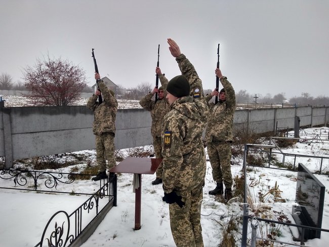 С погибшим на Донбассе воином 92-й ОМБр Александром Иванишко простились в Каменском 13 С погибшим на Донбассе воином 92-й ОМБр Александром Иванишко простились в Каменском 13
