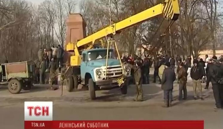 Lenin Guarded - in Kharkiv Police Set up 24-Hour Protection. VIDEO