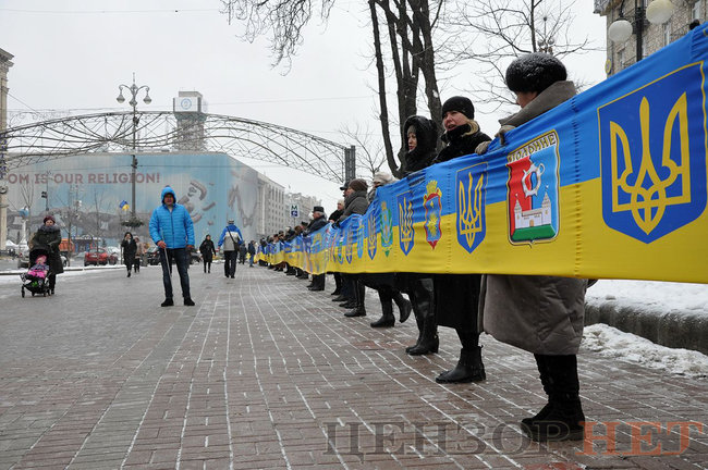 Українські казначеї розгорнули в центрі Києва найдовший прапор України 22