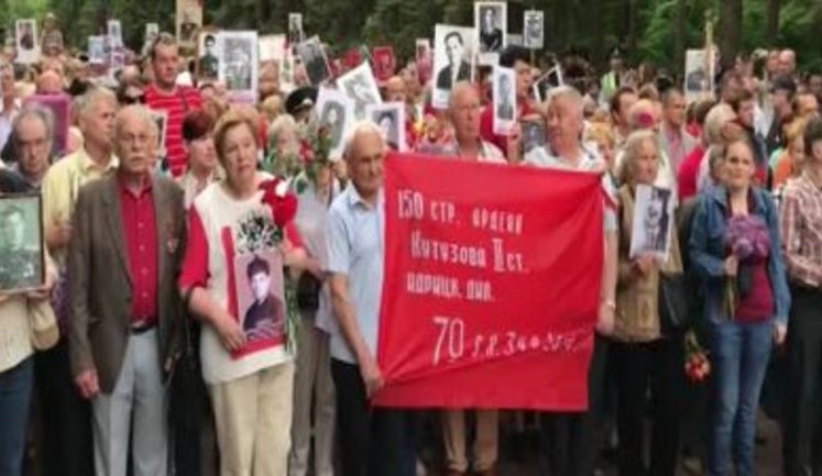 "Янки, вон из Украины. Пошли вон вместе с вашими бандеровцами", - группа людей вместе с экс-нардепом и коммунисткой Александровской провели 9 мая акцию в Харькове. ВИДЕО