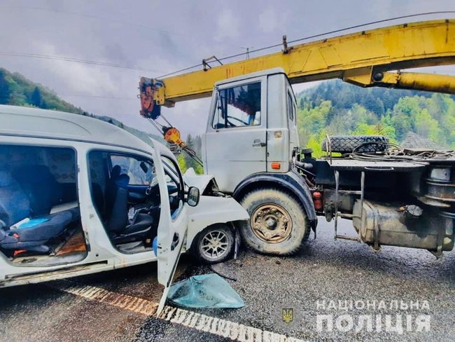 Автомобиль столкнулся с автокраном на Ивано-Франковщине: пострадали три человека, в том числе двое подростков, - полиция 01