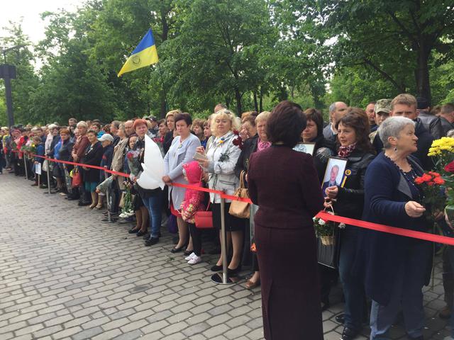 Алею памяті загиблих воїнів АТО відкрили в Дніпрі 01