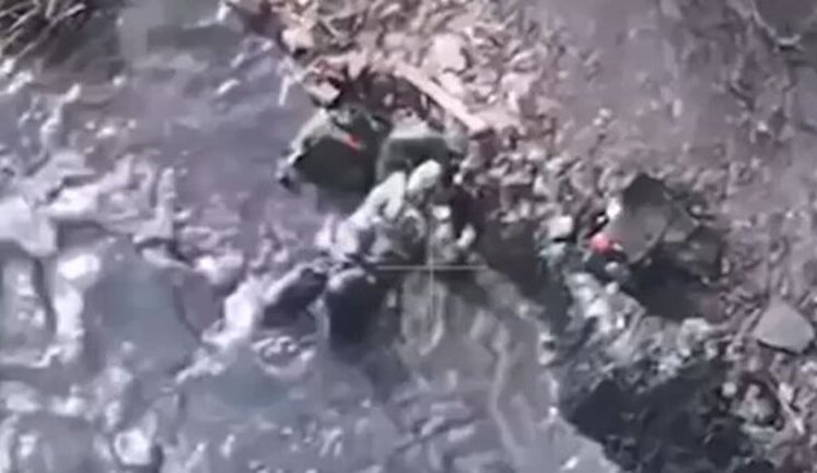 Wounded Russian stormtrooper floundering in puddle. VIDEO