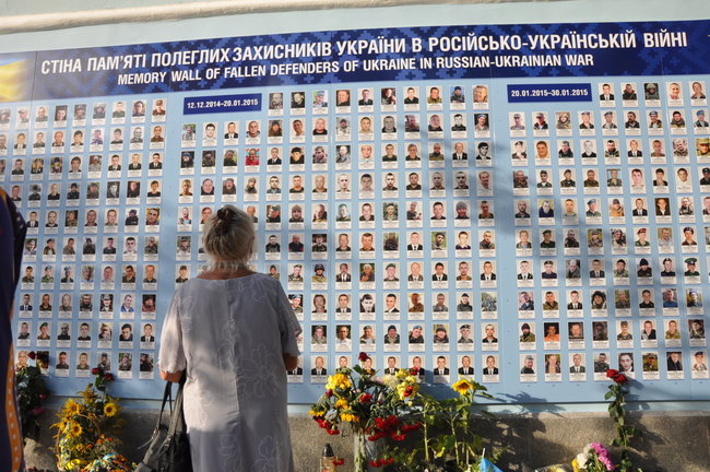 Память павших за Украину почтили на Михайловской площади 07