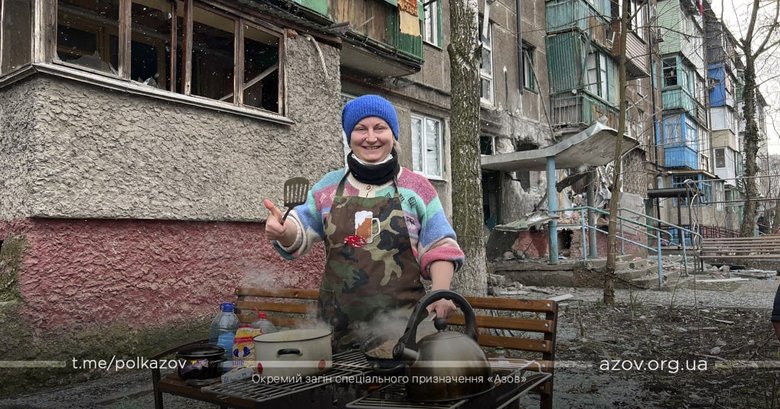 Маріуполь досі без світла, води та газу: Містяни готують їжу біля будинків на вогнищах 04