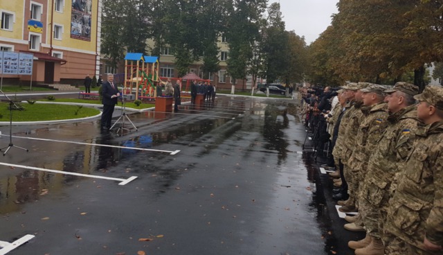 Порошенко вручив ключі від квартир військовослужбовцям у Чернігові 01 Порошенко вручив ключі від квартир військовослужбовцям у Чернігові 01