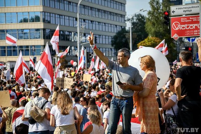 Протесты в Беларуси: Саша, выходи, будем поздравлять 04