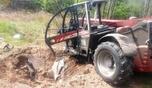 У Чернігівській області трактор підірвався на боєприпасі. Водій зазнав травм. ФОТО