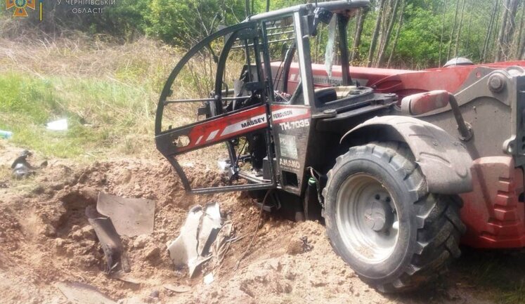 У Чернігівській області трактор підірвався на боєприпасі. Водій зазнав травм. ФОТО