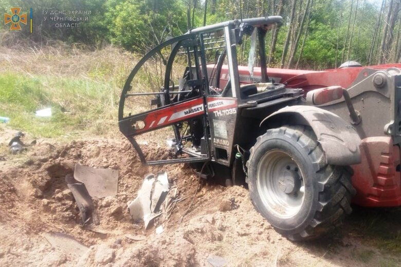 In Chernihiv region, tractor exploded on ammunition.Driver was injured 01