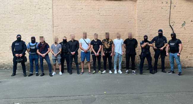 Задержана банда, грабившая иностранцев в 3 развлекательных заведениях Киева, - прокуратура 01