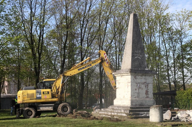 У Польщі знесли пам’ятник подяки Червоній армії 03