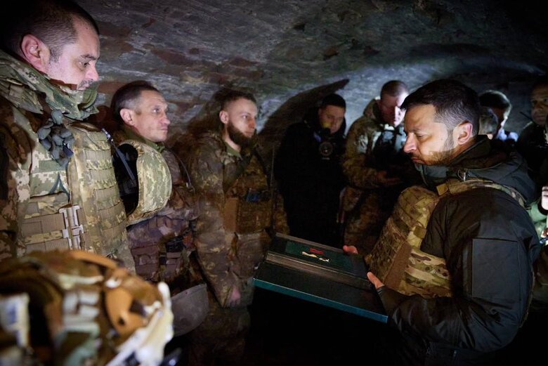 Зеленський нагороджує бійців 65 ОМБр