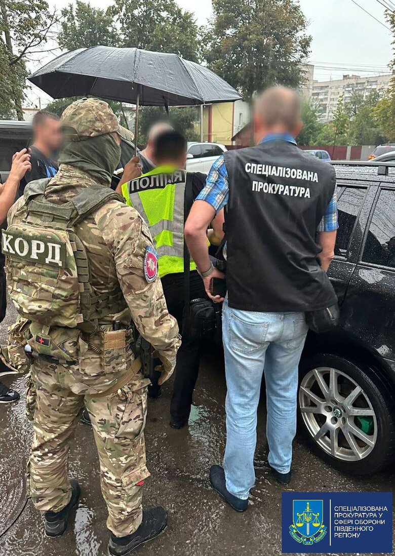 Співробітнику військкомату Вінницької області, який обіцяв відстрочку від мобілізації за 2000 доларів США, повідомлено про підозру 01